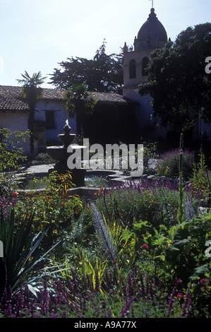 Fontana nel giardino del cortile SAN CARLOS BORROMEO DE CARMELO MISSIONE Carmel California USA Foto Stock