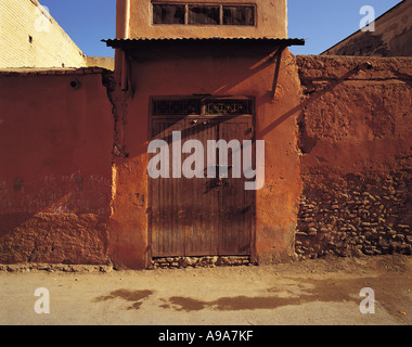 Bloccato e parzializzato porta in rosso scuro muro marrakech marocco Foto Stock