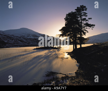 Loch Lunndabra e colline della gamma Mamore in inverno vicino a Fort William Highlands scozzesi Foto Stock