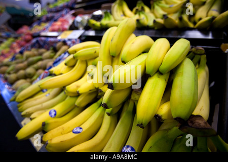 Frutta e verdura in vendita in un supermercato inglese Foto Stock