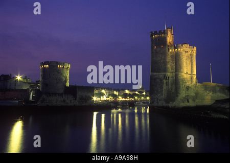 LA CHAINE e san Nicola Torri vieux port DE LA ROCHELLE Poitou Charente Maritime FRANCIA Foto Stock