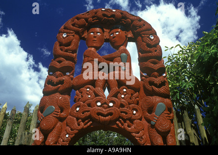 Intagliato GATEWAY MAORI Riserva Termale di Whakarewarewa ROTORUA NNORTH ISOLA NUOVA ZELANDA Foto Stock