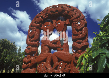 Intagliato GATEWAY MAORI Riserva Termale di Whakarewarewa ROTORUA NNORTH ISOLA NUOVA ZELANDA Foto Stock