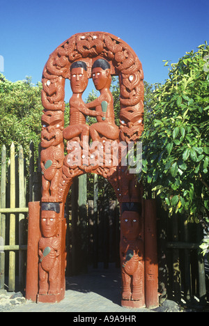 Intagliato GATEWAY MAORI Riserva Termale di Whakarewarewa ROTORUA Isola del nord della Nuova Zelanda Foto Stock