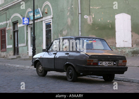 Vecchia Dacia auto in strada di Sighisoara Romania Aprile 2007 Foto Stock