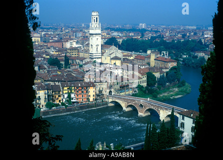 Il ponte di pietra e la città vecchia fiume Adige skyline di VERONA VENETO ITALIA Foto Stock