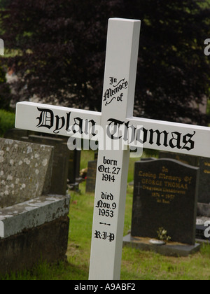 Tomba del poeta gallese Dylan Thomas sepolto nella Chiesa parrocchiale di San Martino di Tours nel villaggio di Laugharne Carmarthenshire Galles GB UK 2003 Foto Stock