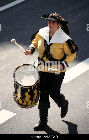 Un batterista durante la cerimonia di apertura al Oktoberfest a Monaco di Baviera Baviera Germania Foto Stock