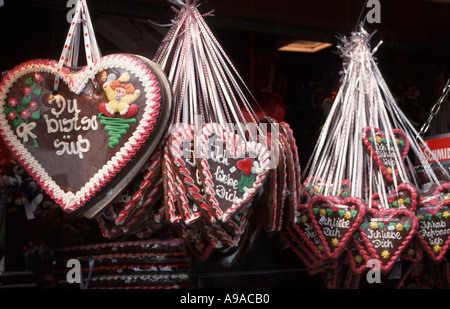 Gingerbread cuori al Oktoberfest a Monaco di Baviera Baviera Germania Foto Stock