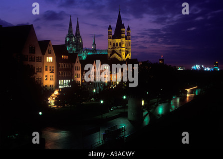 SAINT MARTINS CHIESA CATTEDRALE SKYLINE Fiume Reno Westfalia Colonia Germania Foto Stock