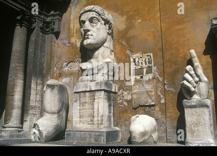 FRAMMENTI DI STATUA DI COSTANTINO II MUSEO CAPITOLINI CAMPIDOGLIO ROMA ITALIA Foto Stock