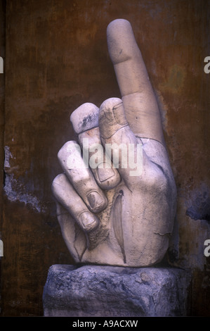 PUNTA IL DITO MANO FRAMMENTO COSTANTINO II STATUA MUSEO CAPITOLINI CAMPIDOGLIO ROMA ITALIA Foto Stock