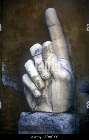 PUNTA IL DITO MANO FRAMMENTO COSTANTINO II STATUA MUSEO CAPITOLINI CAMPIDOGLIO ROMA ITALIA Foto Stock