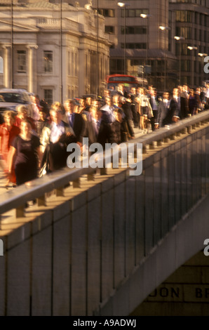 La folla degli impiegati attraversando il ponte di Londra durante le ore di punta Londra Inghilterra REGNO UNITO Foto Stock