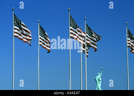 Righe di Stati Uniti bandiere Statua della Libertà NEW YORK CITY USA Foto Stock