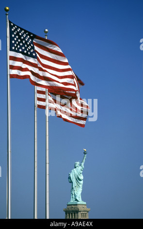 Righe di Stati Uniti bandiere Statua della Libertà NEW YORK CITY USA Foto Stock