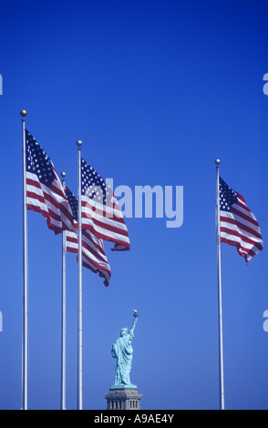 Righe di Stati Uniti bandiere Statua della Libertà NEW YORK CITY USA Foto Stock