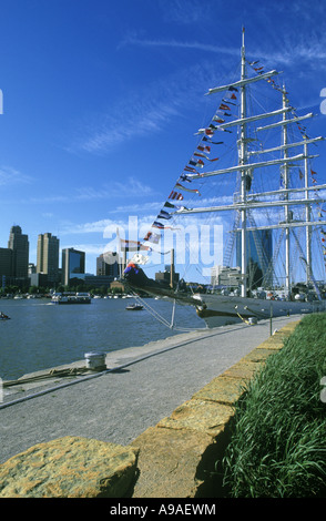 INS TARAGINI ALTO NAVE CENTRO SKYLINE MAUMEE FIUME TOLEDO OHIO STATI UNITI Foto Stock