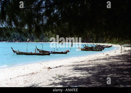 Barche da pesca allineate lungo la spiaggia nei pressi di Phuket Thailandia Foto Stock