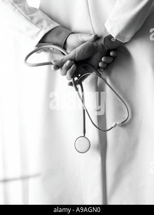 Medic con stetoscopio in bianco e nero Foto Stock