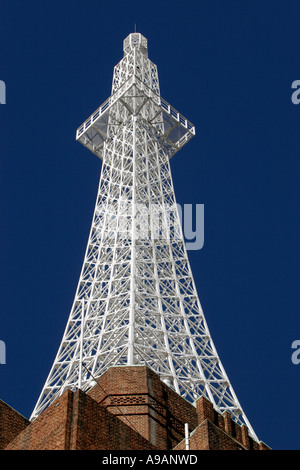 La comunicazione radio torre contro profondo blu del cielo Foto Stock