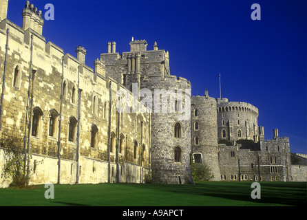 Torre rotonda e delle mura del castello Il Castello di Windsor Windsor Berkshire England Regno Unito Foto Stock