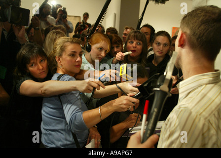 Le donne i giornalisti lotta per il colloquio Foto Stock