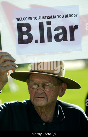 Un vecchio Anti War protester durante il primo ministro britannico Tony Blair in visita in Australia nel 2006 Foto Stock