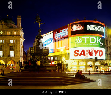 2000 STORICA STATUA DI EROS SHAFTSBURY MEMORIAL FOUNTAIN (©ALFRED GILBERT 1893) PICCADILLY CIRCUS WEST END LONDRA INGHILTERRA Foto Stock