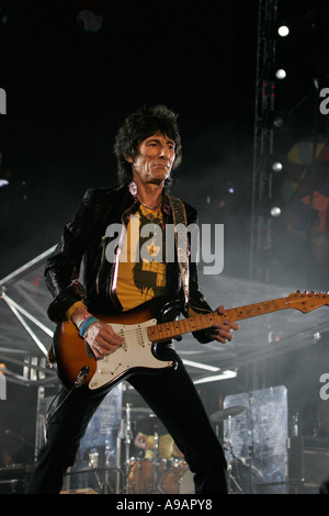 Ronnie boschi chitarrista con la rock band Rolling Stones in concerto a Sydney Aprile 2006 solo uso editoriale Foto Stock