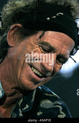 Chitarrista Keith Richards dalla leggendaria rock band i Rolling Stones in concerto a Sydney Aprile 2006 solo uso editoriale Foto Stock