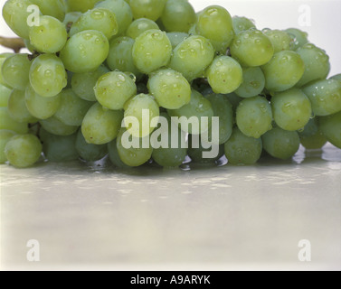 Grappolo di uva verde su sfondo bianco Foto Stock