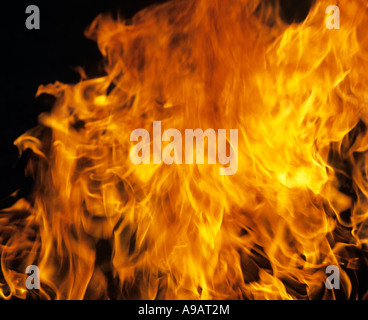 FUOCO FIAMME SU SFONDO NERO Foto Stock