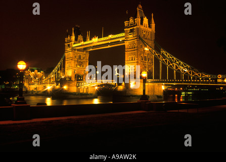 TOWER BRIDGE (©HORACE JONES & JOHN WOLFE BARRY 1894)  RIVER THAMES LONDON ENGLAND UK Foto Stock