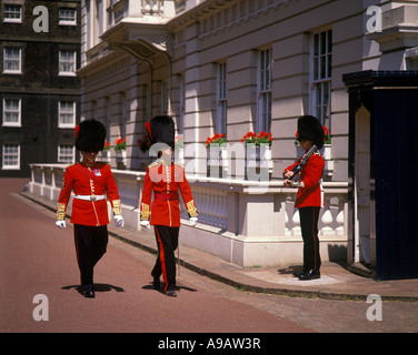 La sentinella permanente di guardie CLARENCE HOUSE Londra Inghilterra REGNO UNITO Foto Stock