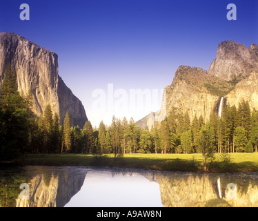 Fiume Merced El Capitan Cathedral Rocks Yosemite Valley Yosemite National Park California USA Foto Stock
