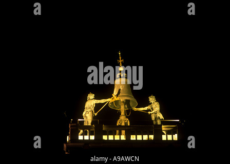 Le figure e il campanile a torre dell'OROLOGIO DI PIAZZA SAN MARCO VENEZIA VENETO ITALIA Foto Stock