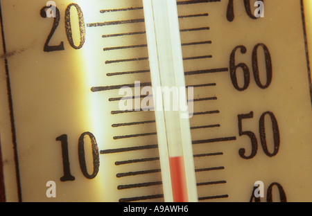 Close up dettaglio di un termometro retroilluminato registrazione di 9 gradi Celsius o 48 gradi Fahrenheit Foto stock Alamy