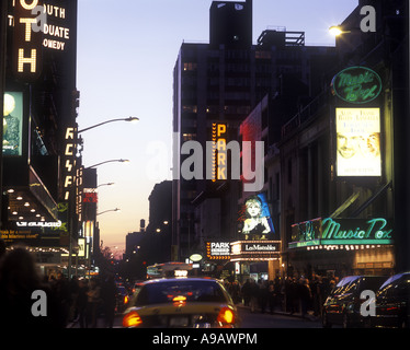 2002 TEATRI STORICI WEST FORTY FIFTH STREET MANHATTAN NEW YORK CITTÀ STATI UNITI Foto Stock