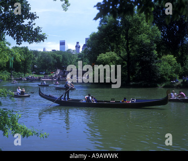 Barche a remi CENTRAL PARK LAKE MANHATTAN NEW YORK CITY USA Foto Stock
