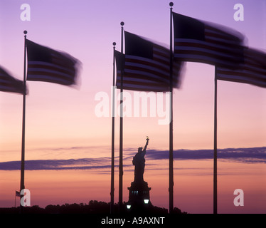 Righe di Stati Uniti bandiere Statua della Libertà monumento nazionale LIBERTY ISLAND IL PORTO DI NEW YORK NEW YORK CITY USA Foto Stock