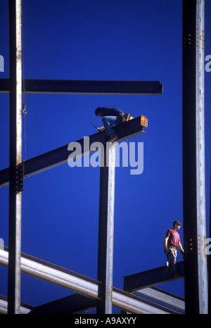 Lavoratori di selezione Collegamento travi in acciaio URBAN EDIFICIO COMMERCIALE SITO IN COSTRUZIONE Foto Stock