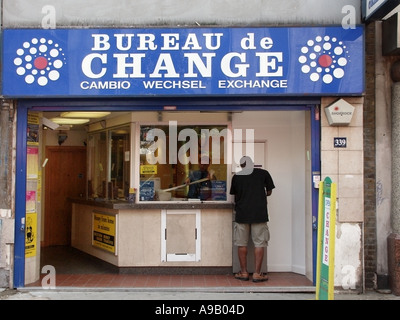 City of Westminster W1 Oxford Street London shop anteriore del bureau de change locali Foto Stock