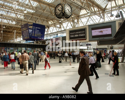 Stazione ferroviaria di Waterloo concourse & il famoso incontrarvi in orologio Foto Stock