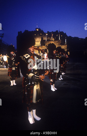 BAGPIPERS MARCHING BAND TATTOO MILITARE EDINBURGH CASTLE ESPLANADE SCOTLAND REGNO UNITO Foto Stock