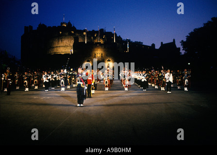 BAGPIPERS MARCHING BAND TATTOO MILITARE EDINBURGH CASTLE ESPLANADE SCOTLAND REGNO UNITO Foto Stock