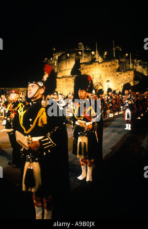 BAGPIPERS MARCHING BAND TATTOO MILITARE EDINBURGH CASTLE ESPLANADE SCOTLAND REGNO UNITO Foto Stock