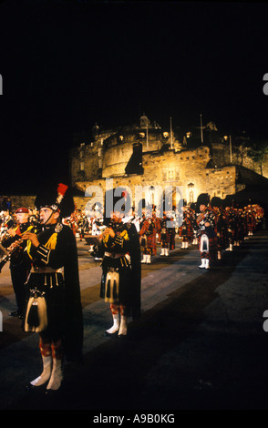 BAGPIPERS MARCHING BAND TATTOO MILITARE EDINBURGH CASTLE ESPLANADE SCOTLAND REGNO UNITO Foto Stock