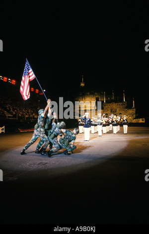 US Marine Corps reinterpreta la bandiera il sollevamento a Iwo Jima tatuaggio militare il castello di Edimburgo in Scozia UK Foto Stock