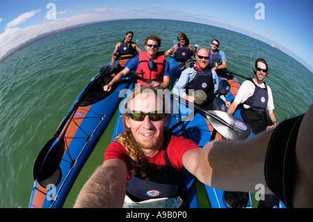 America del Sud America Latina Ecuador Isole Galapagos Santa Cruz Isola Baltra Island vista di fish eye tra gruppo di kayakers di mare Foto Stock